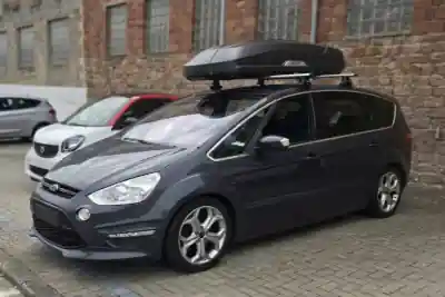 Dachbox auf einem Ford S-Max